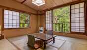 *【和室8畳（滝・渓流側）】おしどり隠しの滝を一望できるお部屋です。