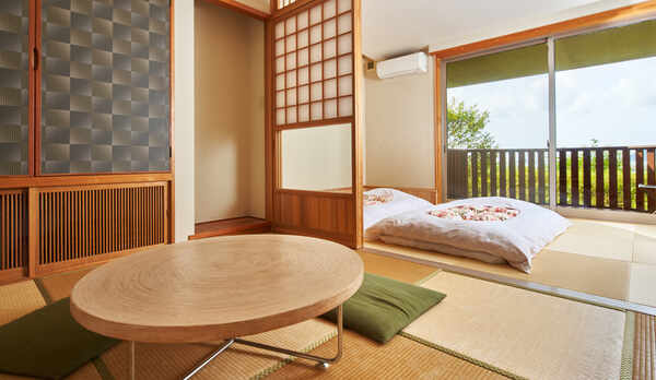 【海の見える高台別館の客室】◆珊瑚◆珪藻土の白が明るく一番広いお部屋です。