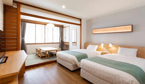 【ユニバーサルツイン】6畳+洋間（ツインベッド）を組み合わせた客室です。