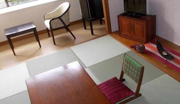 ①琉球和室　8畳+広縁　定員4名様　トイレ付き・禁煙