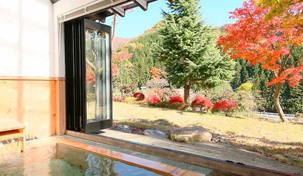 *秋景／美しく紅葉する武尊の山々と庭園の眺め