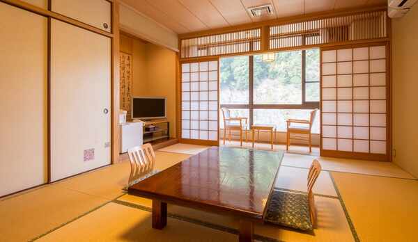 *【和室】畳の香りに心が落ち着きます。