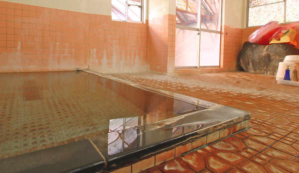 ■【女湯】露天風呂に繋がる内風呂。