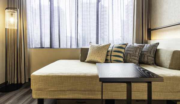  【ナチュラルツインルーム 】窓際のひろびろと使えるデイベッド（シモンズ社製）&テーブル