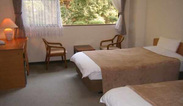 新館ツイン洋室