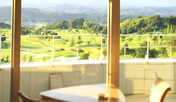 【アザリア客室】窓の外にはゴルフ場のコースが一望できます
