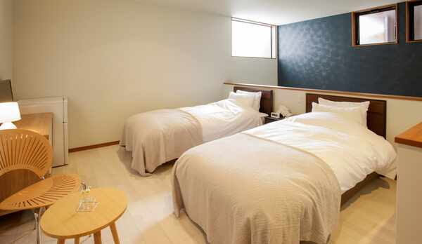 【東の棟2F】和室から吹き抜けの2Fベットルーム