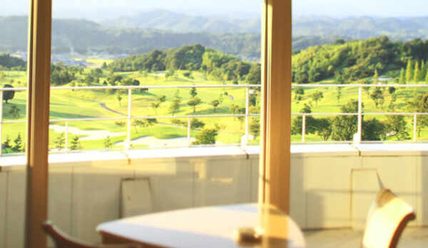 【アザリア客室】窓の外にはゴルフ場のコースが一望できます