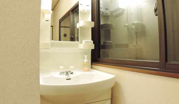 *和室１０畳一例／客室内の洗面スペース。お部屋で落ち着いて身支度ができます。