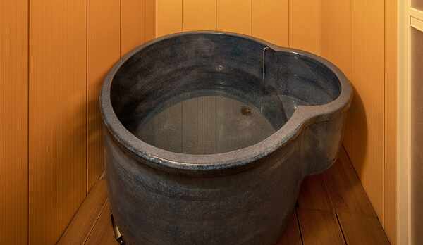 ・浴槽は身体の芯まで温まる五右衛門風呂です