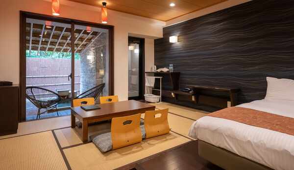 【源泉かけ流し温泉露天風呂付和モダンツイン】和室にベッドを合わせた和モダンな空間をお楽しみください。
