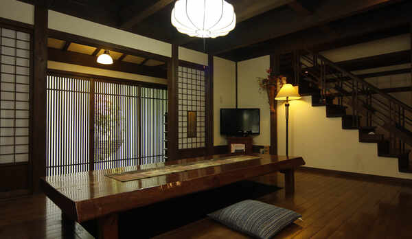 【離れ】掘りごたつ形式となっている長い一枚板の大きな食卓。