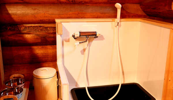 #離れ ログハウス　ワンちゃん専用の足洗い場あり♪離れ-ログハウスは小型犬〜超大型犬までお泊まりOK