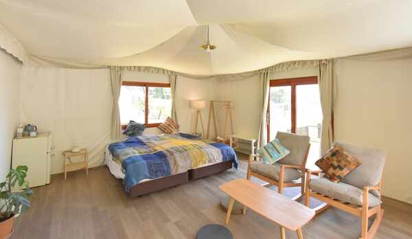 *【サファリテント】キングサイズのベッド1台と和寝具2枚の最大定員4名テント。