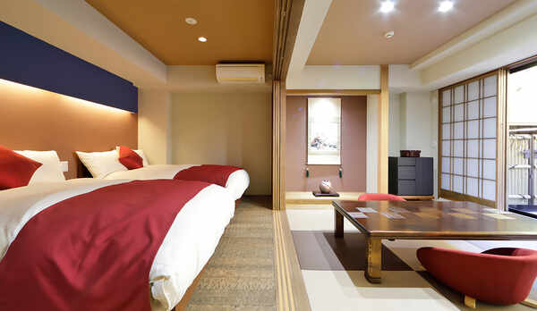 和モダン風の露天風呂付き客室一例。和室でくつろいで、おやすみはベッドどうぞで。