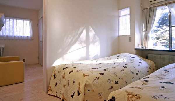 ツインルームはベッドルームとダイニングスペースのゆったり空間