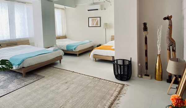 【YuTASHIKu】ダブルベッドが2台とシングルベッドが1台があります。定員は5名様です。