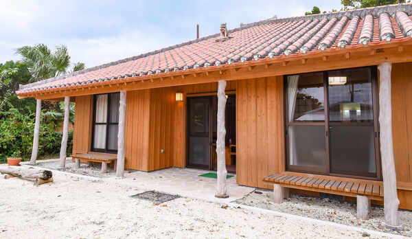 *外観（離れ）：瓦屋根に大きな窓。南国ムード満点の離れ