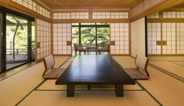 【1階】18畳和室（10畳+8畳　デッキ付き）（川側景観）