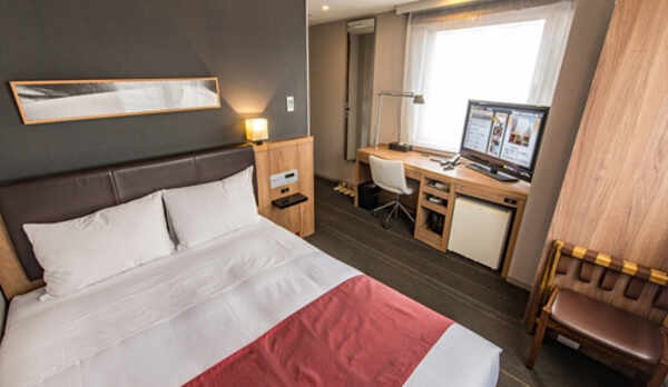 【ダブルルーム】シックな照明と広〜いベッドでリラックス♪替え枕をご用意しております。お好みに合わせて