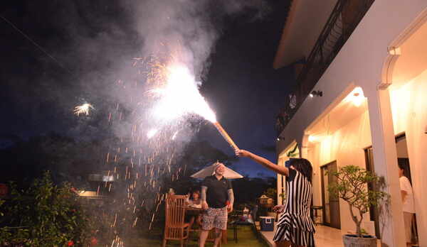 中庭に花火大会