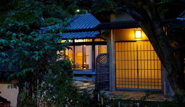 客室：当たり（外観・夜）