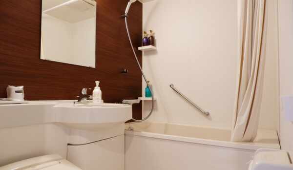 *【客室一例】ビジネスホテルではお馴染みのユニットバス。ゆっくりおくつろぎください。