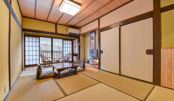 *【客室一例／本館】あたたかい光が差し込む和室のお部屋。