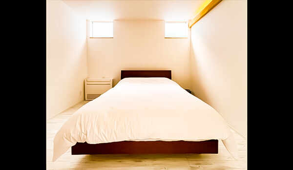 ・ダブルベッド1台を設置した寝室