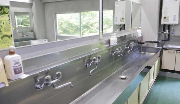 本館の共同洗面所。本館の和室14畳のお部屋にはバス・トイレがありません。共同の洗面所をご利用ください