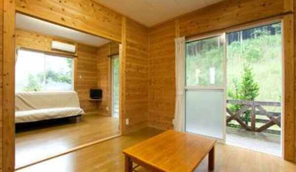 部屋内　入口から　（夏期）