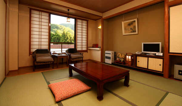 ■客室・本館和室8畳＿踏込+洗面+トイレ+縁側が付いた正統派の純和風客室！