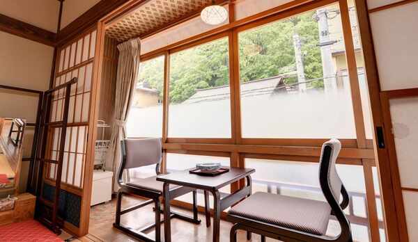 *和室12畳（客室一例）/窓辺の椅子に腰かけて、歴史深い湯けむり漂う渋温泉街を一望。