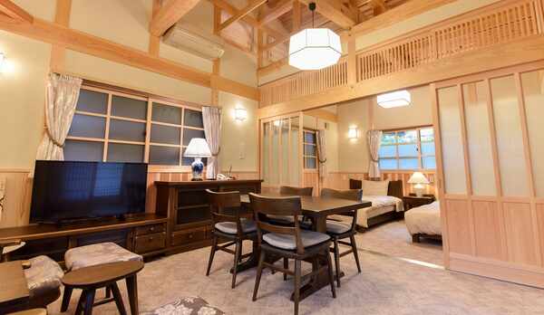 *【離れ】リビングエリア：温かみのある吹き抜けの天井のリビングルーム。明るく解放感たっぷり！