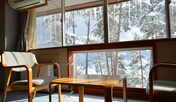 *本館和室（客室一例）/しんしんと雪が舞い散り、静寂な時間が流れております。