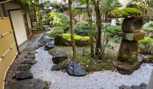 【デザイナーズスイート】中庭を眺めながら個室お食事処へ。