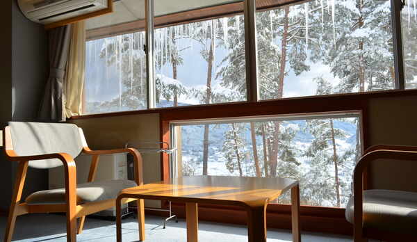 *本館和室（客室一例）/しんしんと雪が舞い散り、静寂な時間が流れております。