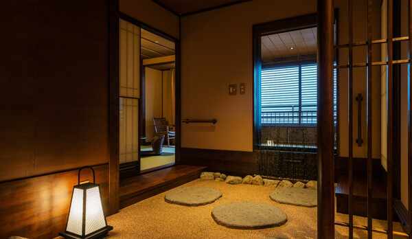 坪庭半露天付和室エントランス