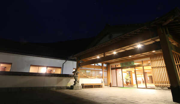 ◆天城荘外観夕景　周りに明かりが少ないので天気が良いと星がたくさん見られます