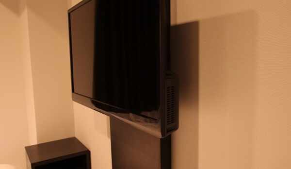 テレビ｜壁かけタイプのテレビ。ベッドで寛ぎながらお楽しみいただけます。