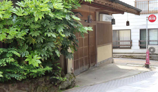 ふじや旅館玄関斜め