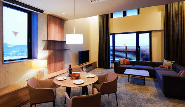 スイートルーム_リビングダイニング