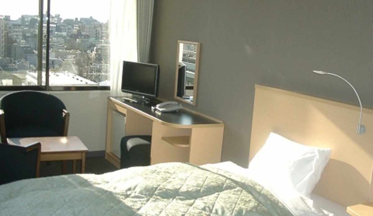 ベージュモチーフの洋室ツイン窓ありのお部屋です。