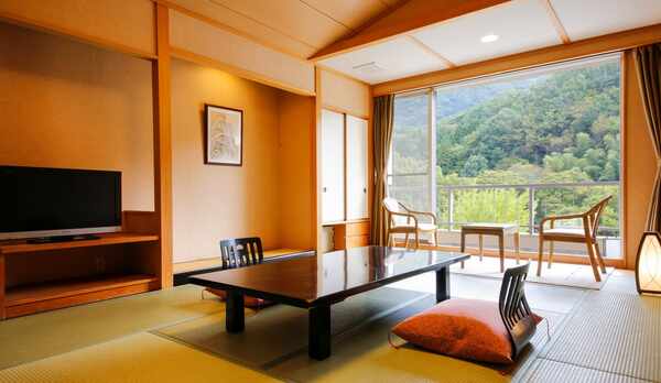 広々とした窓からは五月山の自然がご覧いただけます。四季折々で変わる景色をお楽しみ下さい。