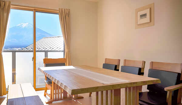 ・温かな日差しが降り注ぐリビングからも富士山が一望できます