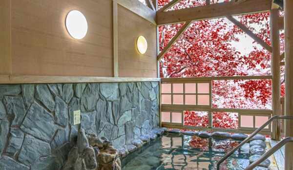 秋の露天風呂（岩風呂）