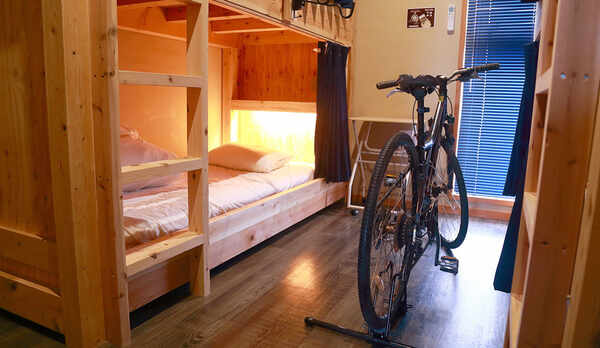 ・【ドミトリー】室内にバイクスタンド設置も可能（サイクリストさん応援）