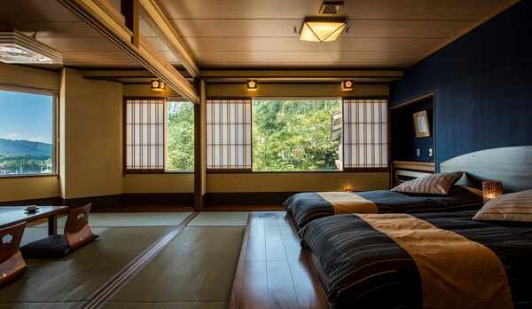 【本館／和洋室】ベッドは少し低めのローベッドでゆったりと寛げます