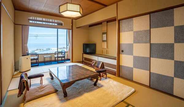 【本館和室】肩身を寄せ合って暮らした昭和の懐かしさがあります。