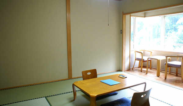 ・シンプルで飾り気のない和室は、ご家族からカップル、お友達同士までどなた様もご利用頂けます